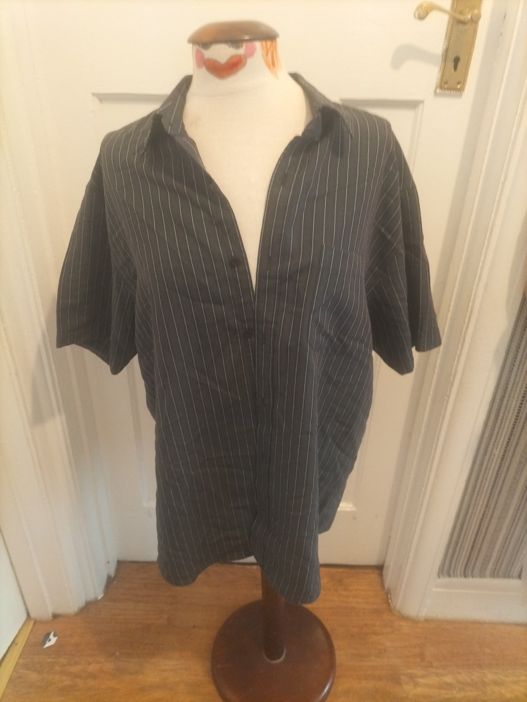 Mens Easy Size Large Grey White Short Sleeved Shirt
