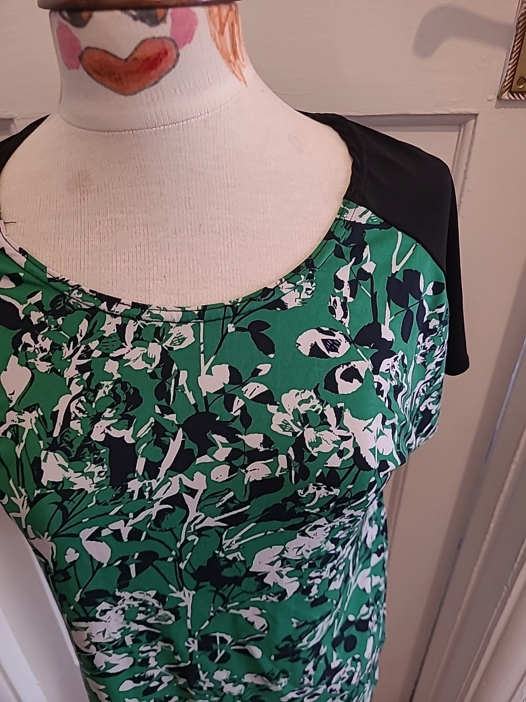 Ladies Nicole Collection Size 16 Green Black Floral Short Sleeved Tshirt