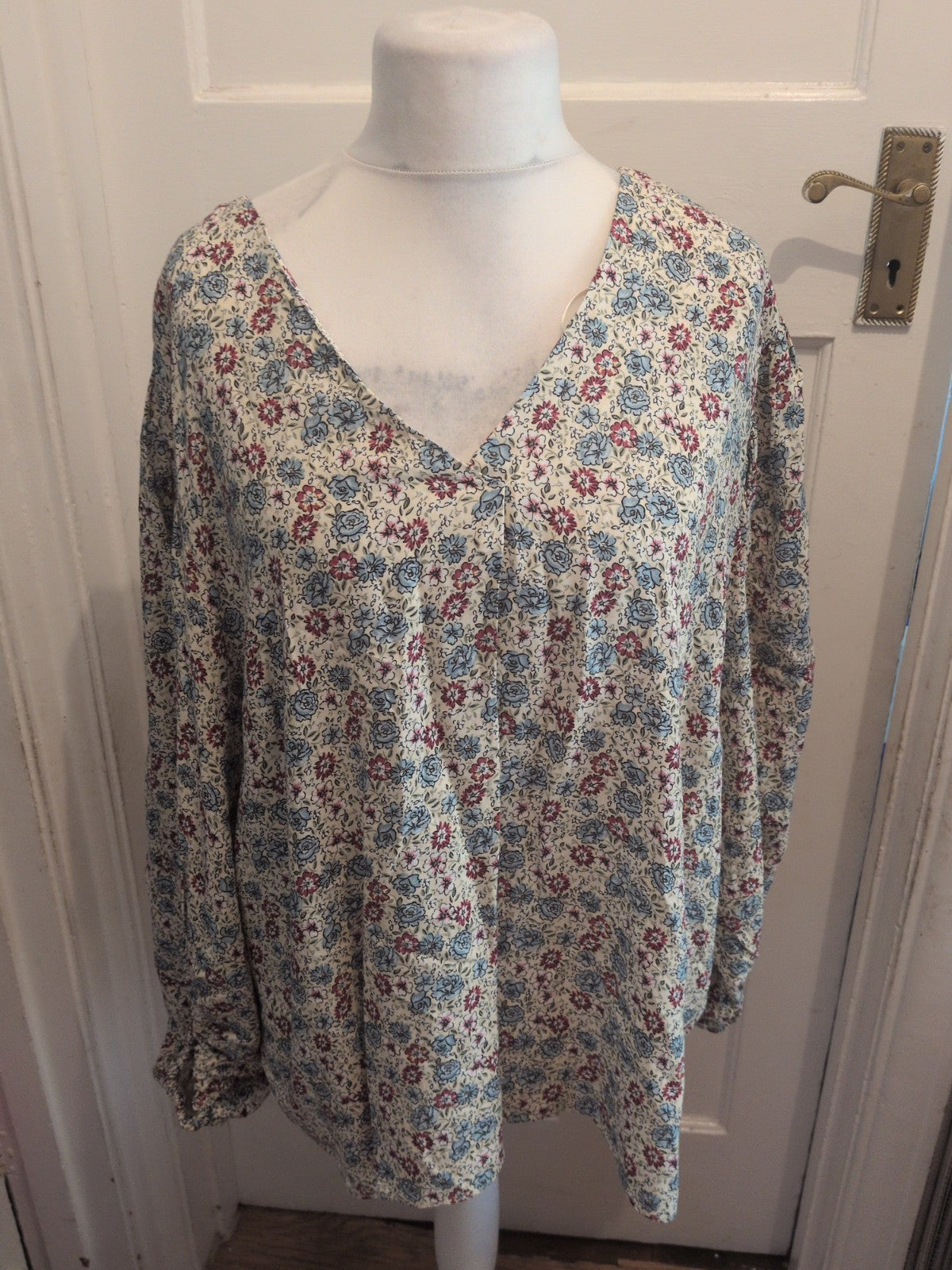 Ladies Tu Size 26 White Floral Long Sleeve Blouse
