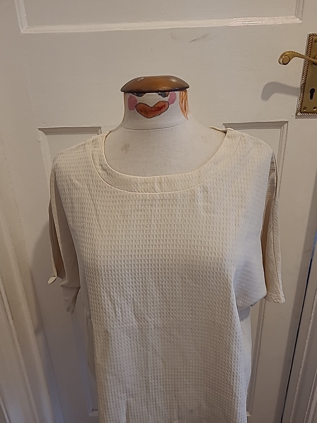 Mens Size Large Cream Short Sleeved Tshirt