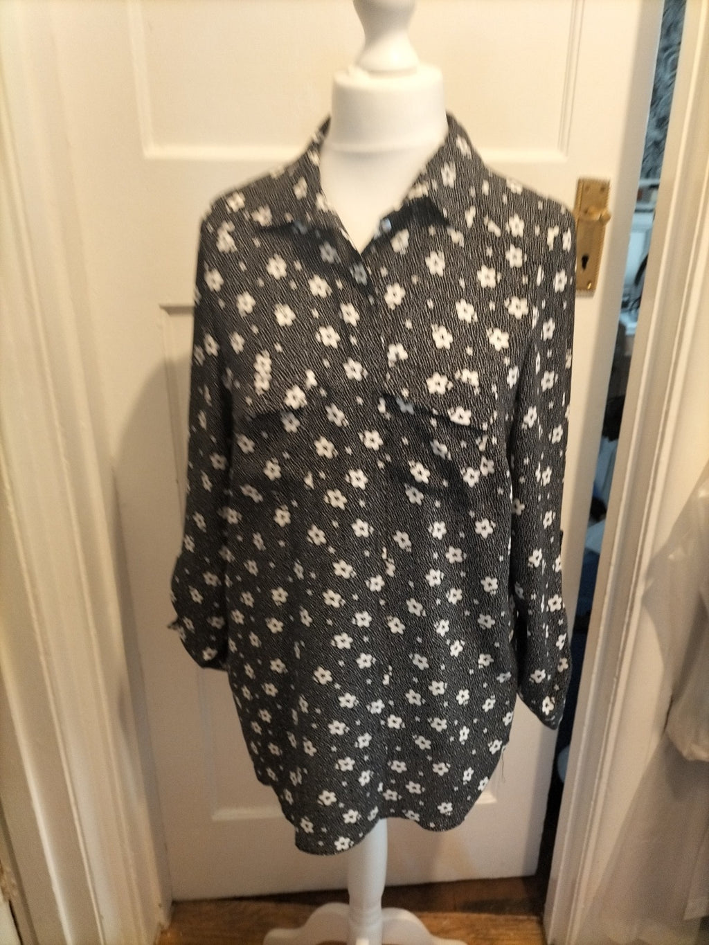 Ladies Primark Size 18 Black And White Floral Long Sleeved Buttoned Blouse
