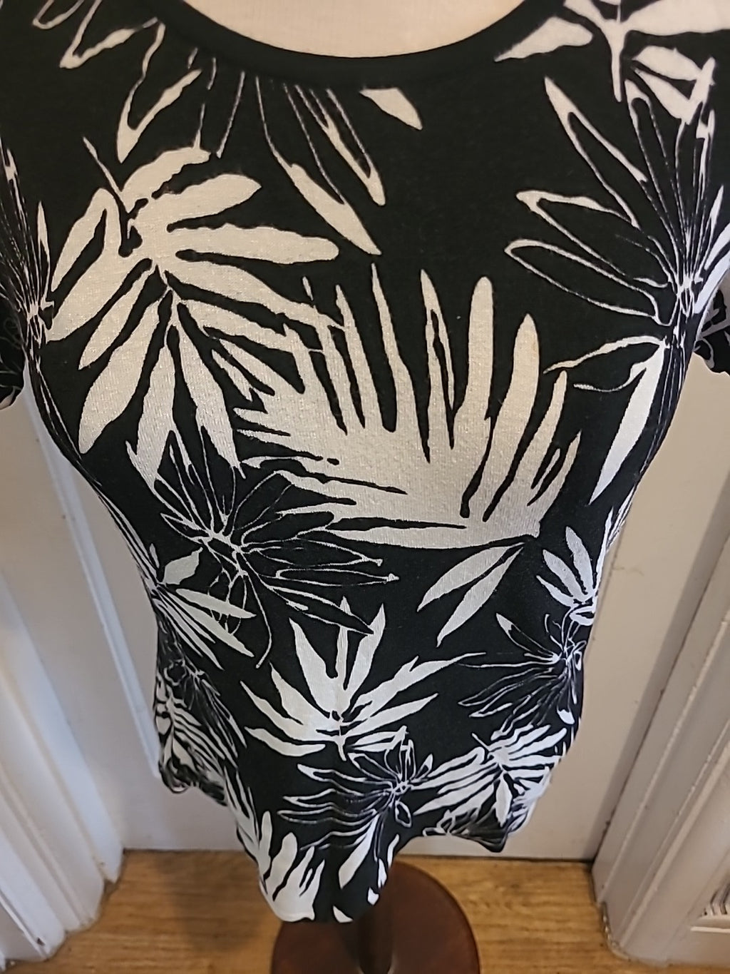 Ladies Roman Size Small Black White Floral Padded Short Sleeved Tshirt
