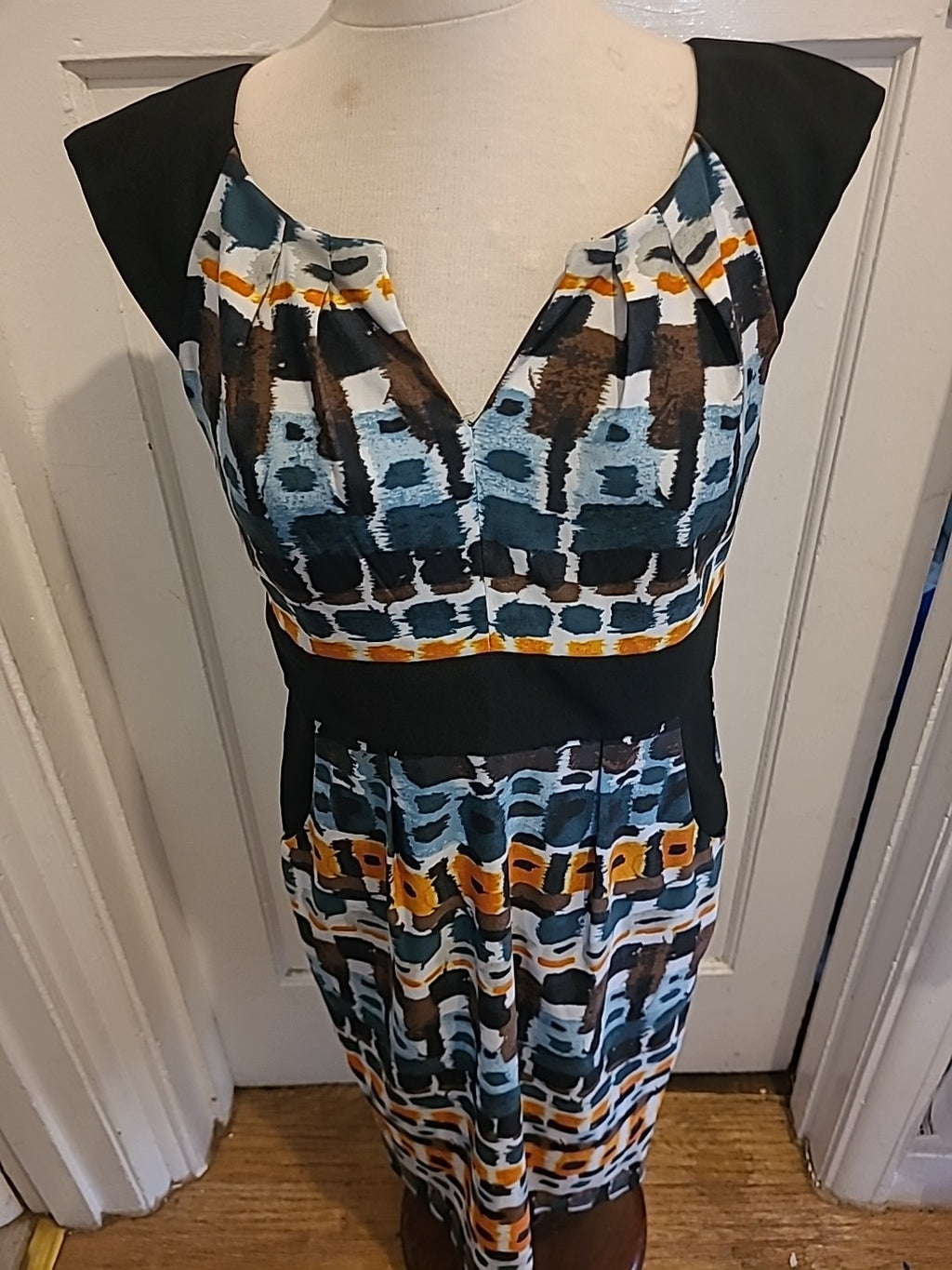 Ladies London Times Size 10 V Cut Sleeveless Dress