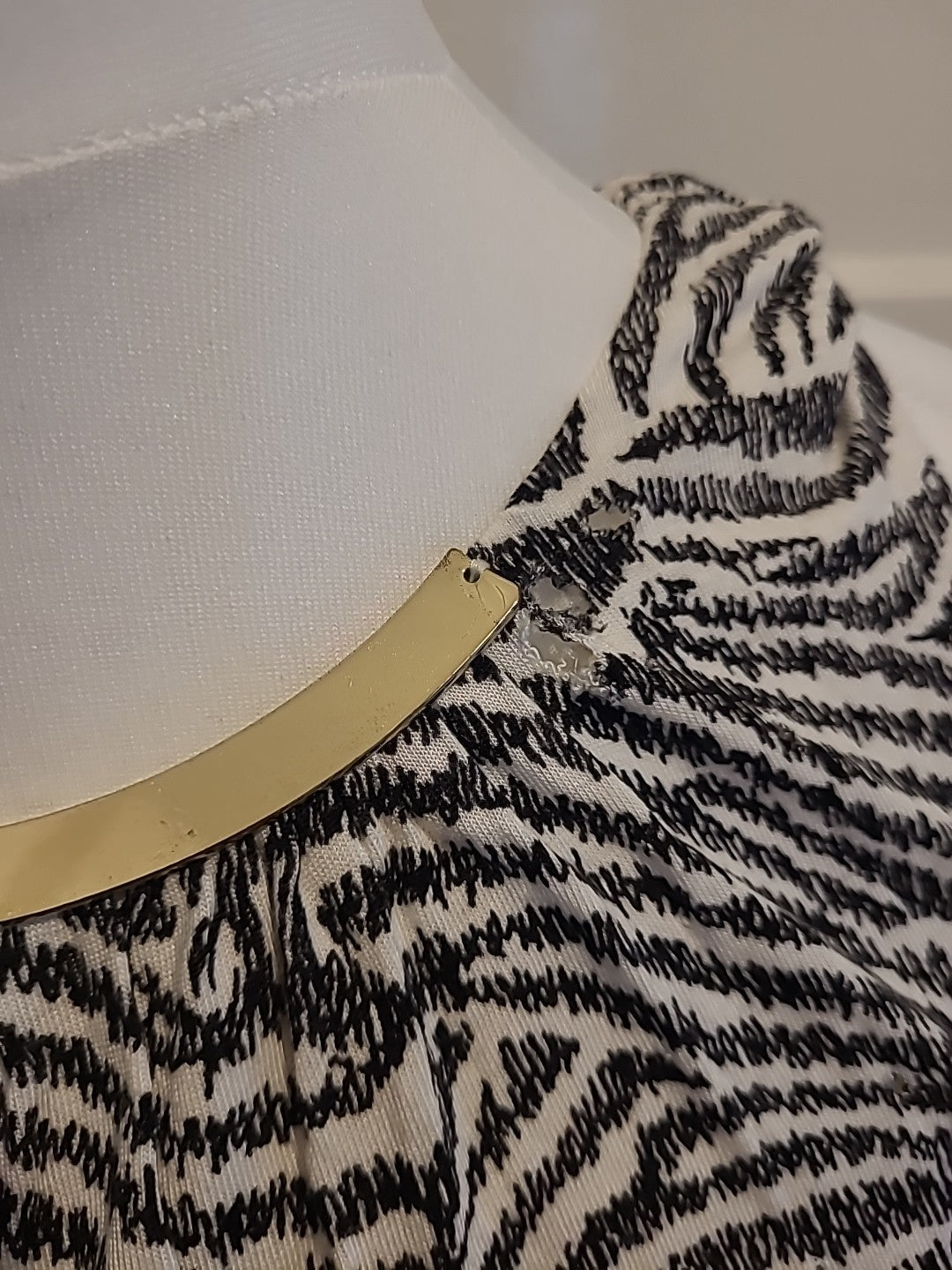 Ladies H&M Size Small Black And White Lined Sleeveless Zebra Print Top