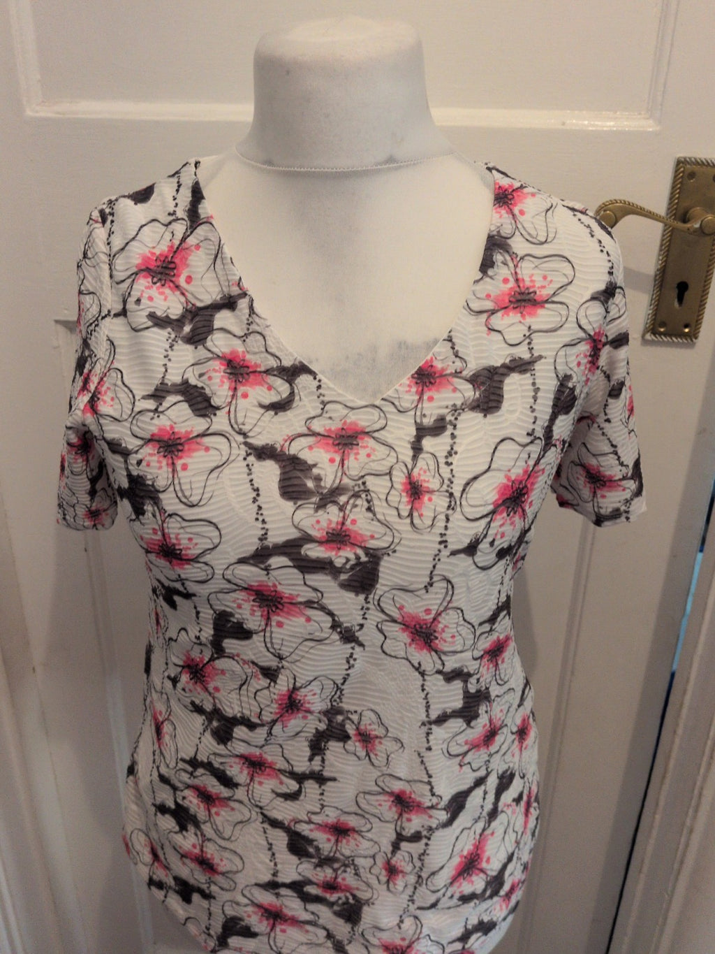Saloos 12 Pink White And Charcoal Floral Short Sleeve V Neck Blouse