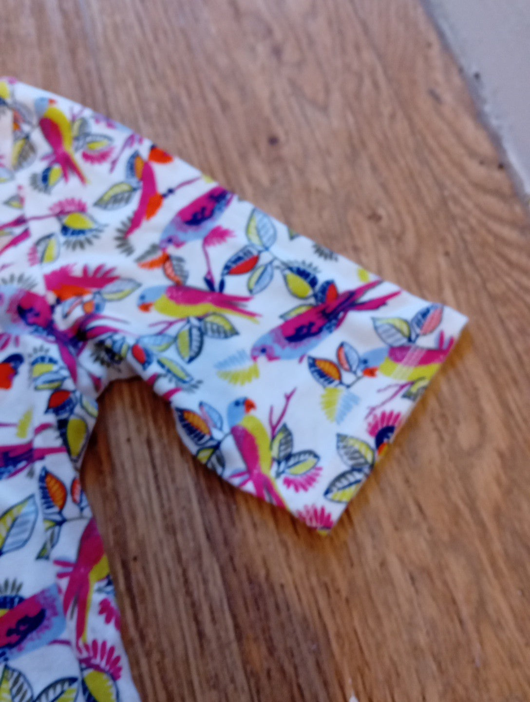 Ladies Marks And Spencer Size 8 Multicoloured Short Sleeved "Bird" Pattern...