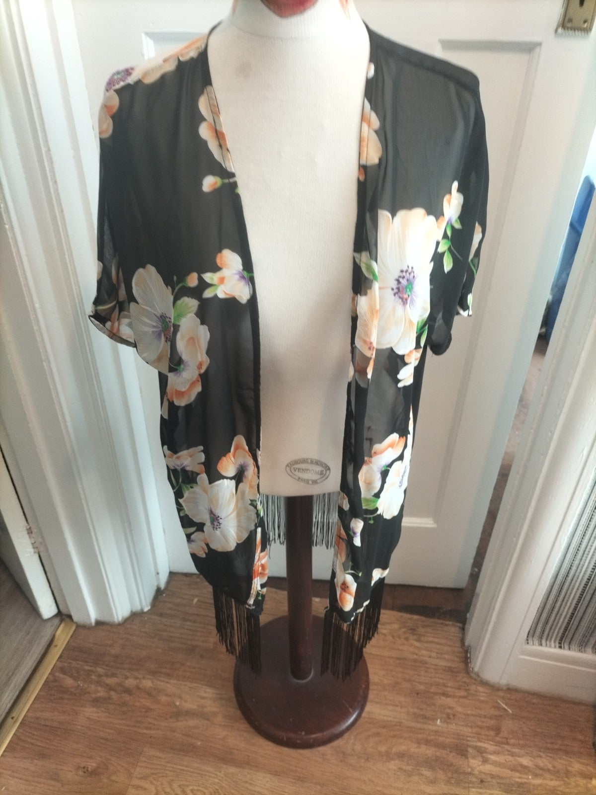 Ladies Beth Jordan Medium Black Floral Short Sleeved Blouse