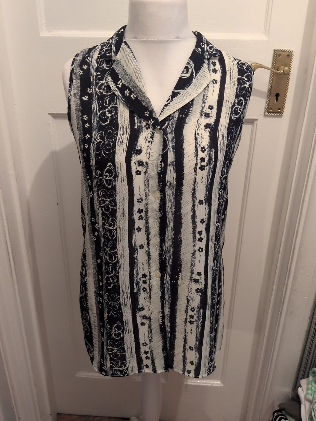 Principles 12 Navy And Ivory Floral Sleeveless Collared Blouse