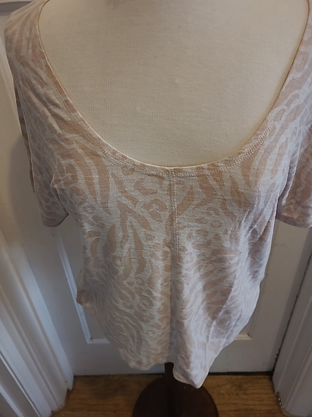 Ladies Lounge Edit Size 8 Baby Pink White Short Sleeved Tshirt
