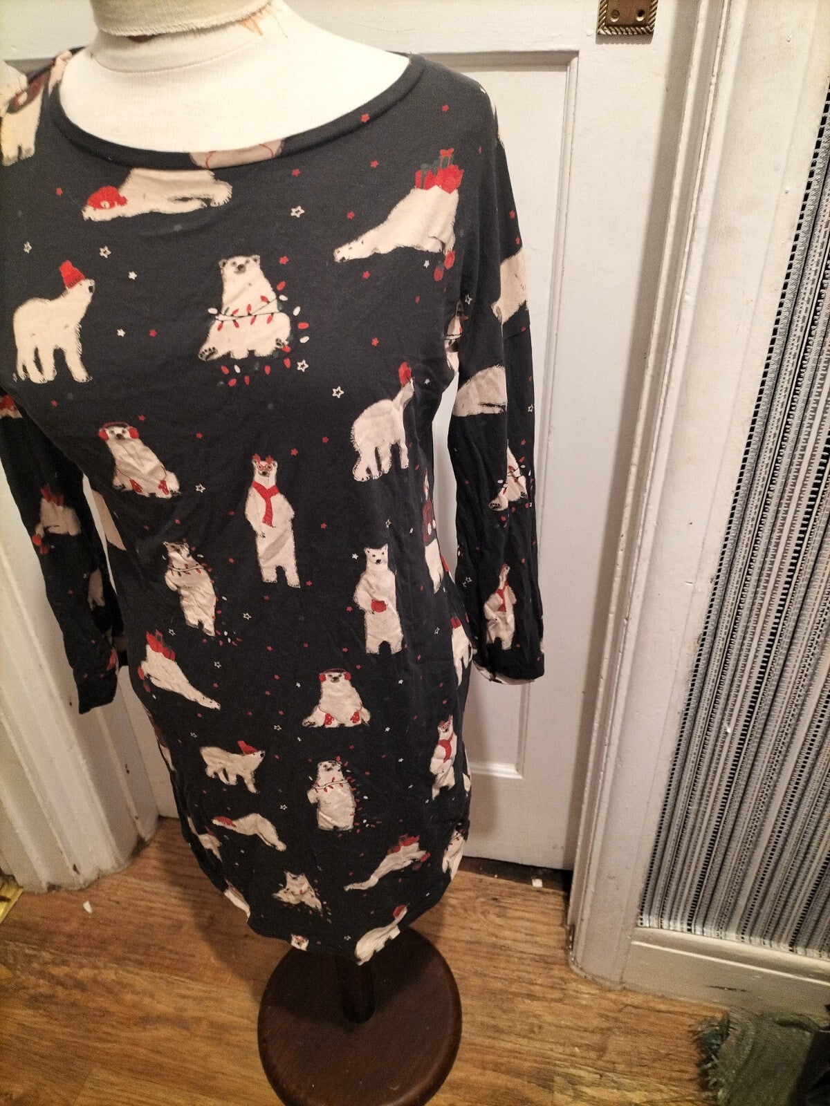 Ladies Day Dreams Size 6 Polar Bear Night Shirt