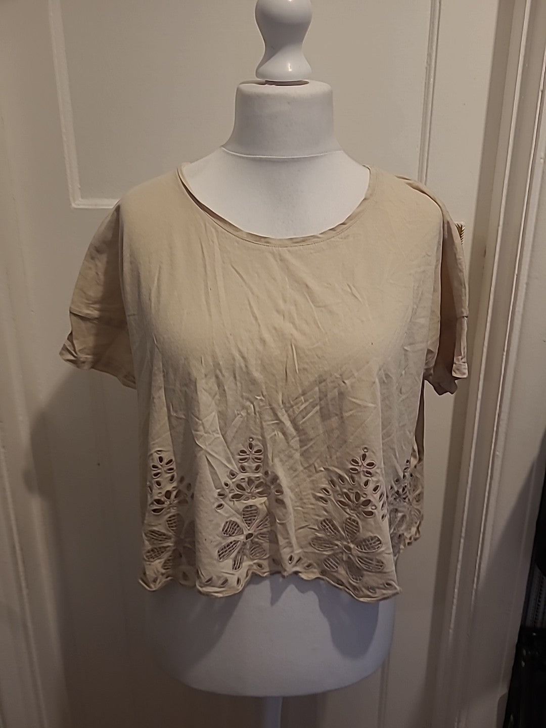 Ladies H&M Size Medium Beige Short Sleeved Oversized Patterned Tshirt