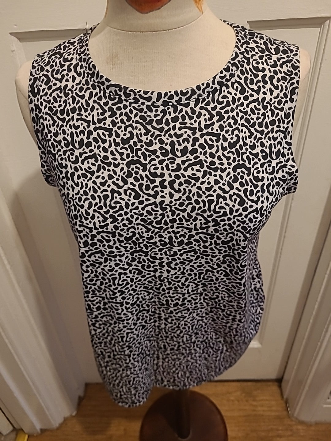 Ladies Marks And Spencer Size 10 Black White Leopard Print Sleeveless Tshirt