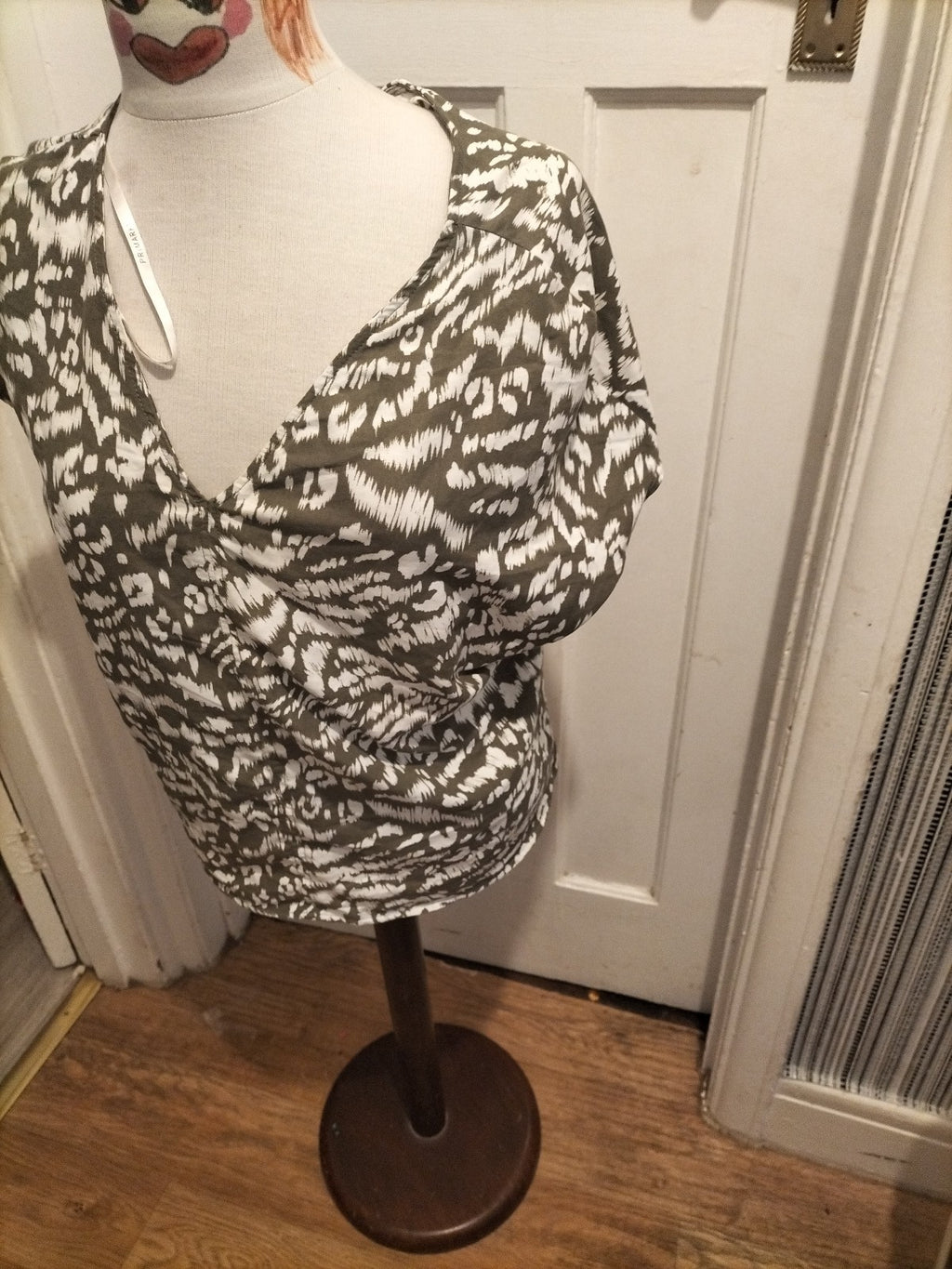 Ladies Primark Size 8 Khaki White V Neck Short Sleeved Tshirt