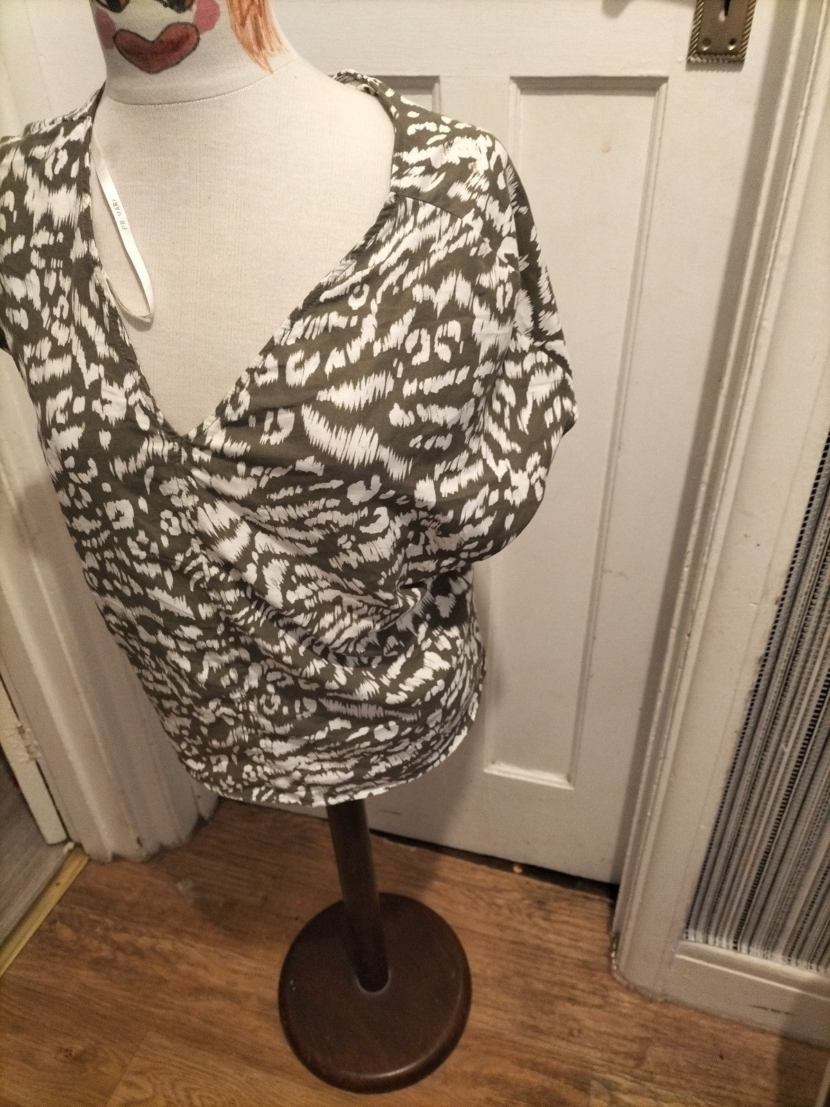 Ladies Primark Size 8 Khaki White V Neck Short Sleeved Tshirt