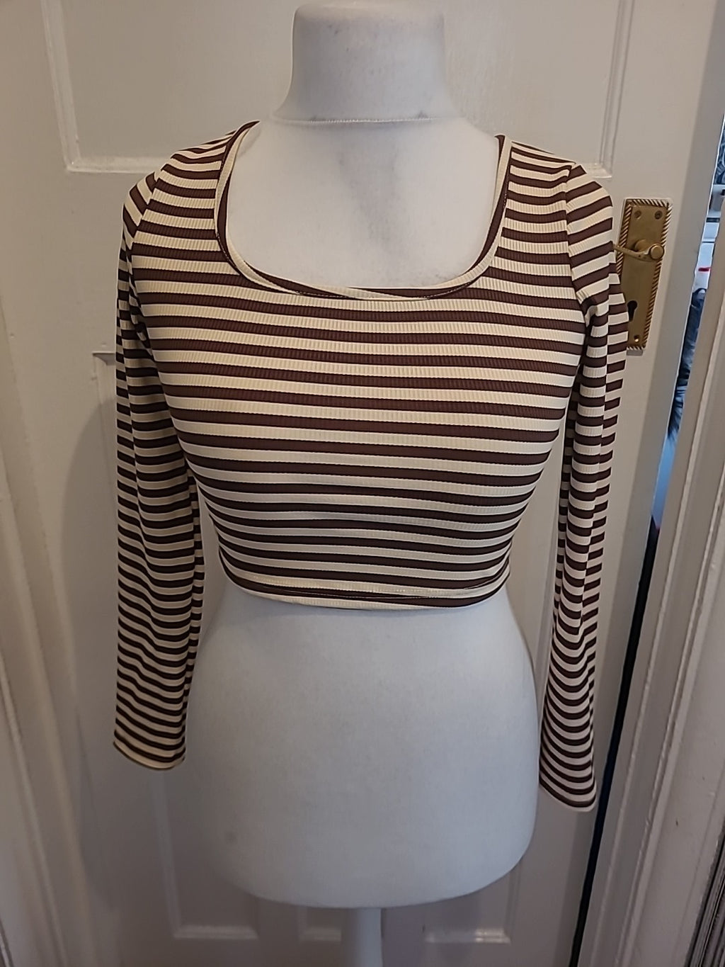 Ladies Size Small Brown And White Cropped Long Sleeved Top