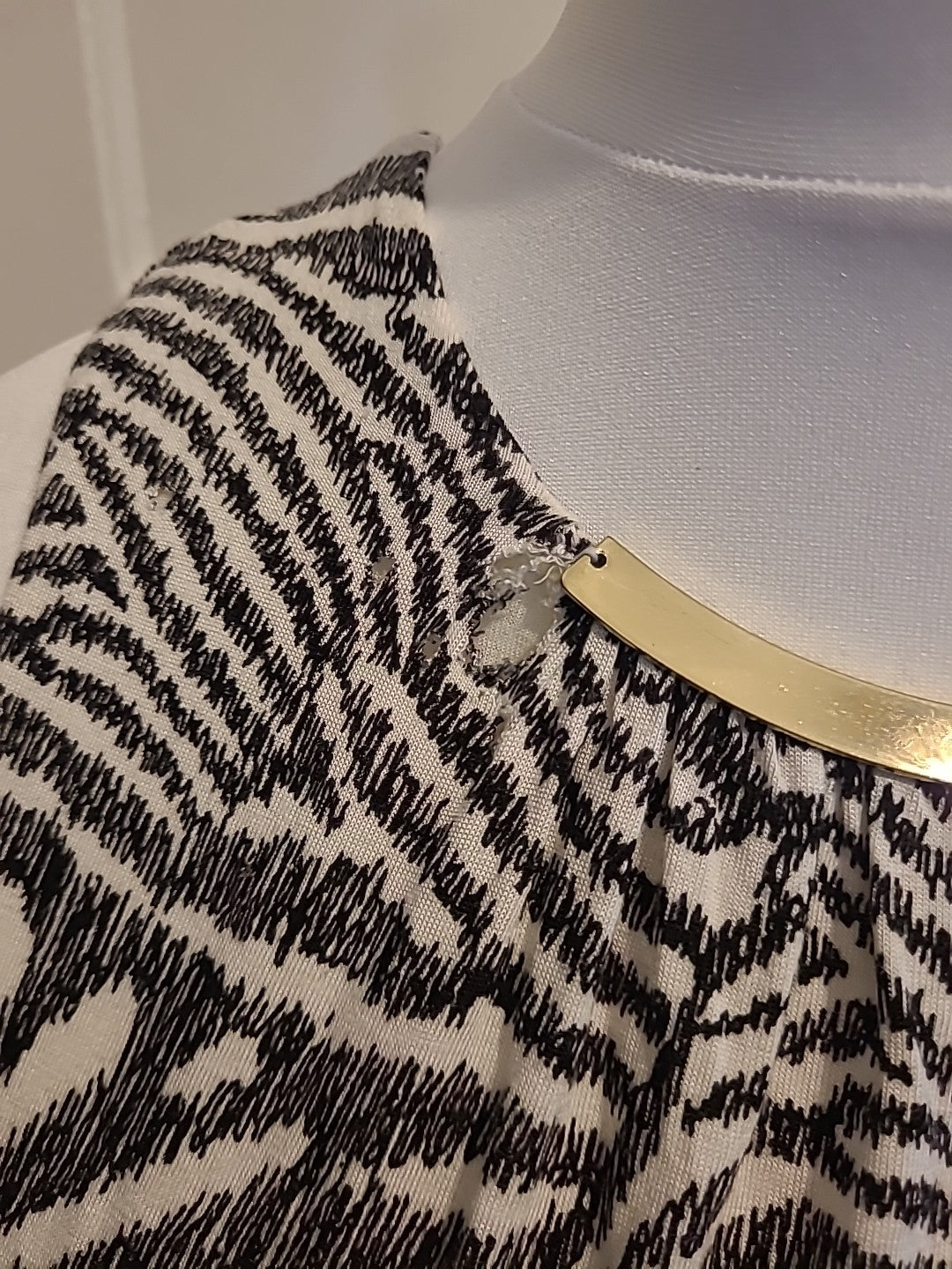 Ladies H&M Size Small Black And White Lined Sleeveless Zebra Print Top