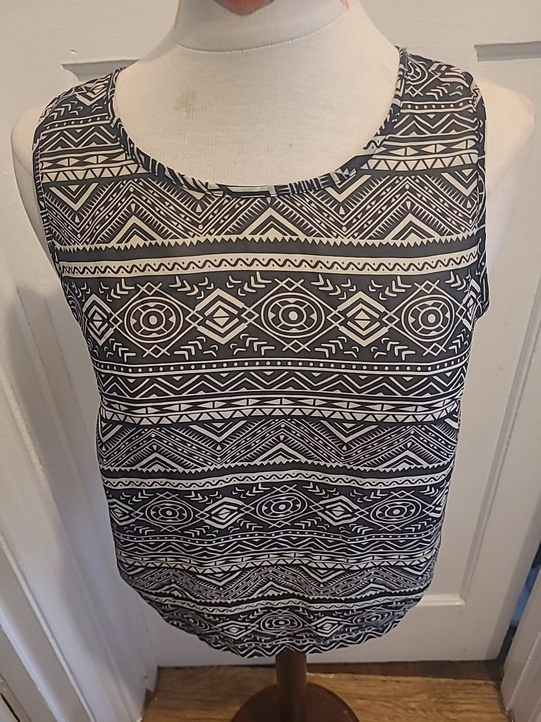Ladies New Look Size 10 Black Pale Grey Aztec Design Sleeveless Tank Top