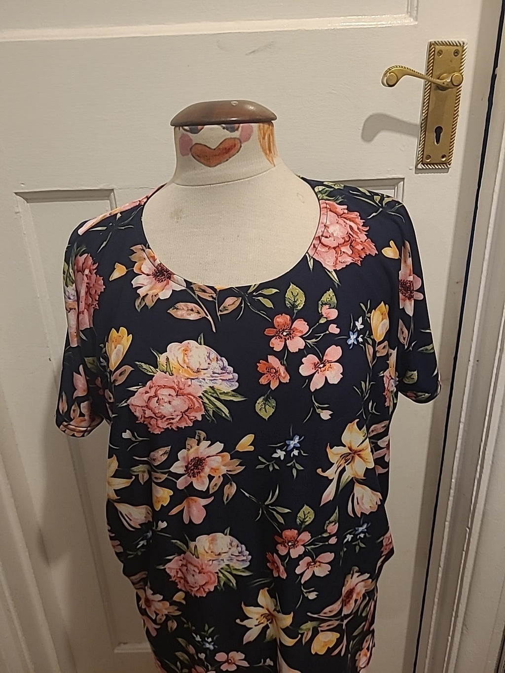 Ladies Emeliax Classics Size Medium Black Floral Short Sleeve Round Neck Blouse