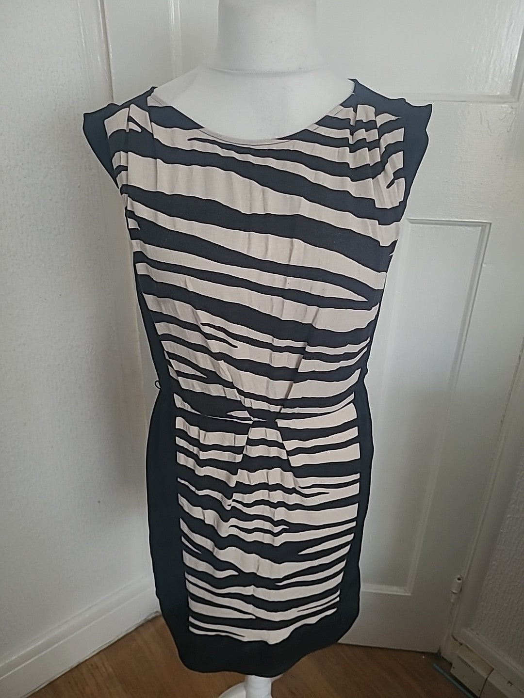 Ladies Oasis Size Small Black And Cream Striped Dress Sleeveless