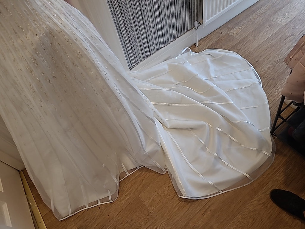 Ladies Wedding Gown Size 12 Benjamin Roberts Pale Ivory Beading/sequins