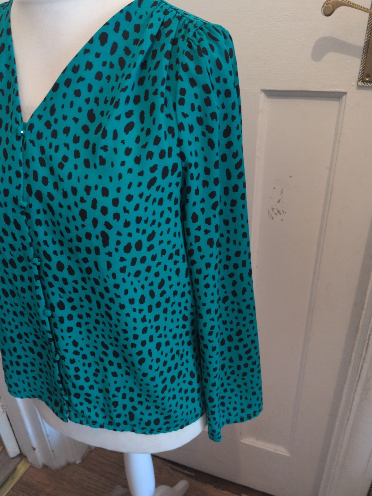 Ladies Tu Size 10 Green Leopard Print Long Sleeve Buttoned Blouse