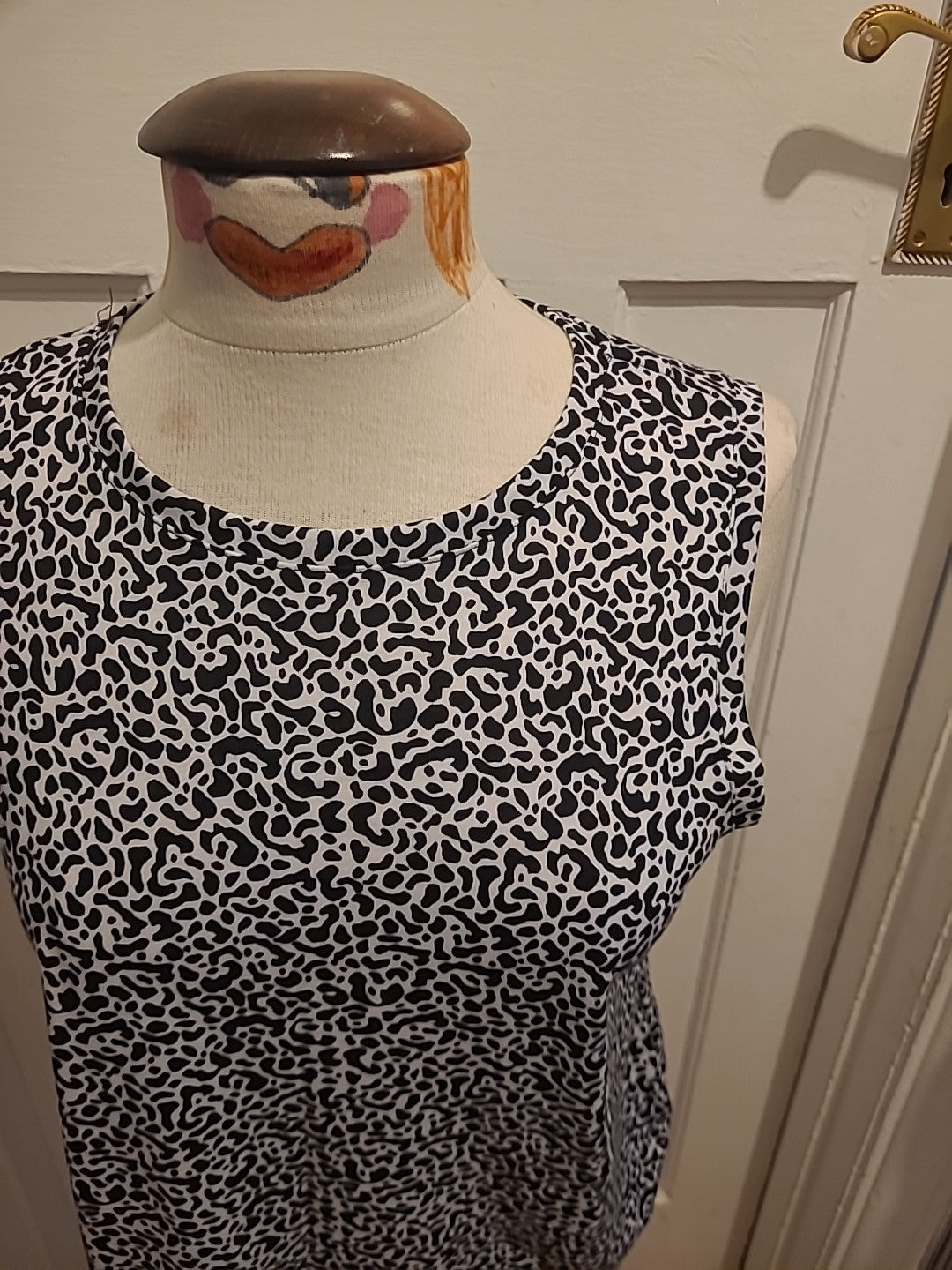Ladies Marks And Spencer Size 10 Black White Leopard Print Sleeveless Tshirt