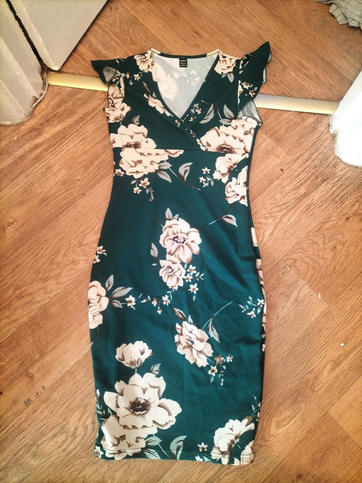 Ladies Shein Size Small Green Floral V Neck Short Sleeved Dress