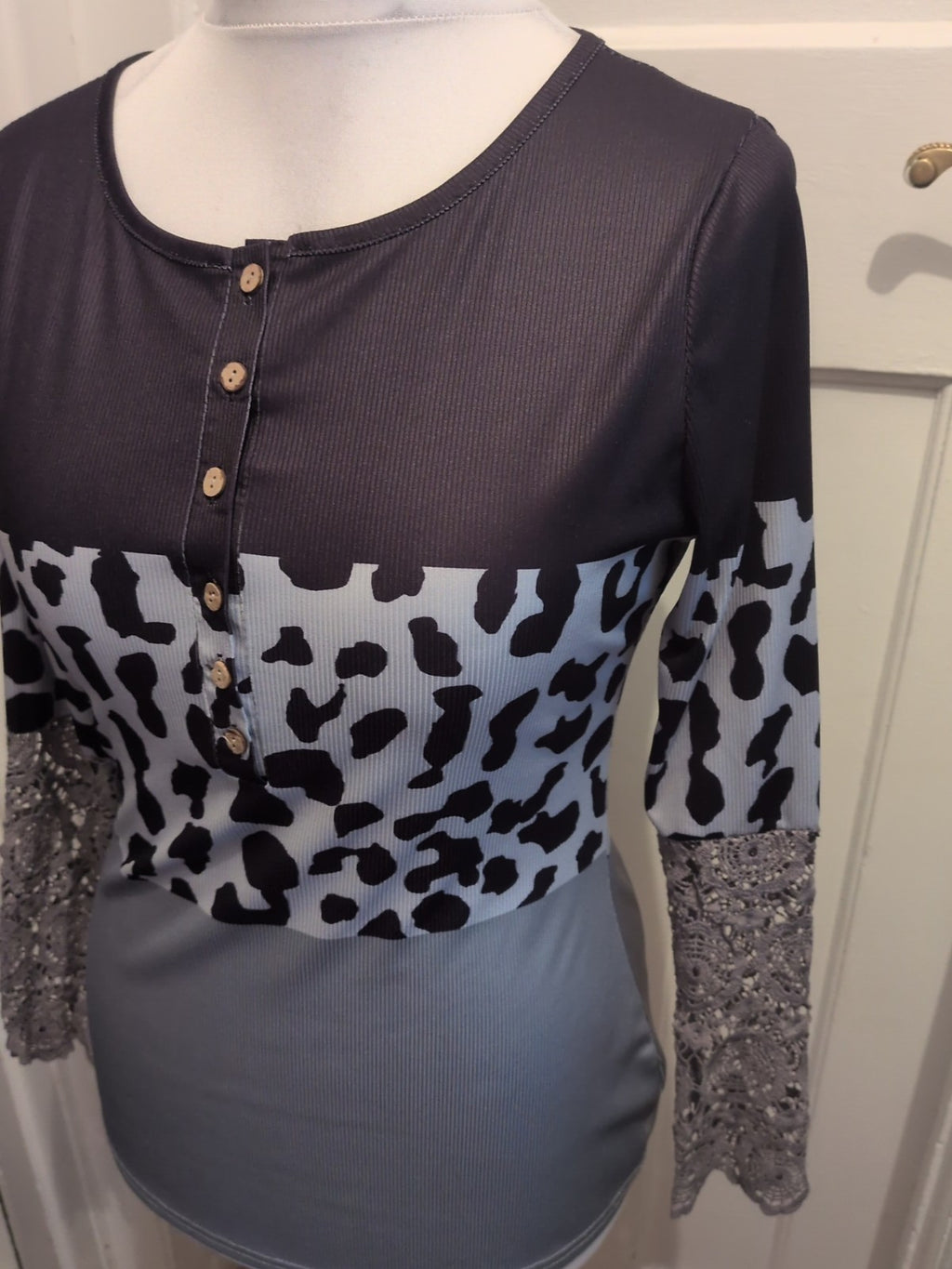 Ladies Size M Black/Grey/Teal Long Lace Sleeved T-shirt