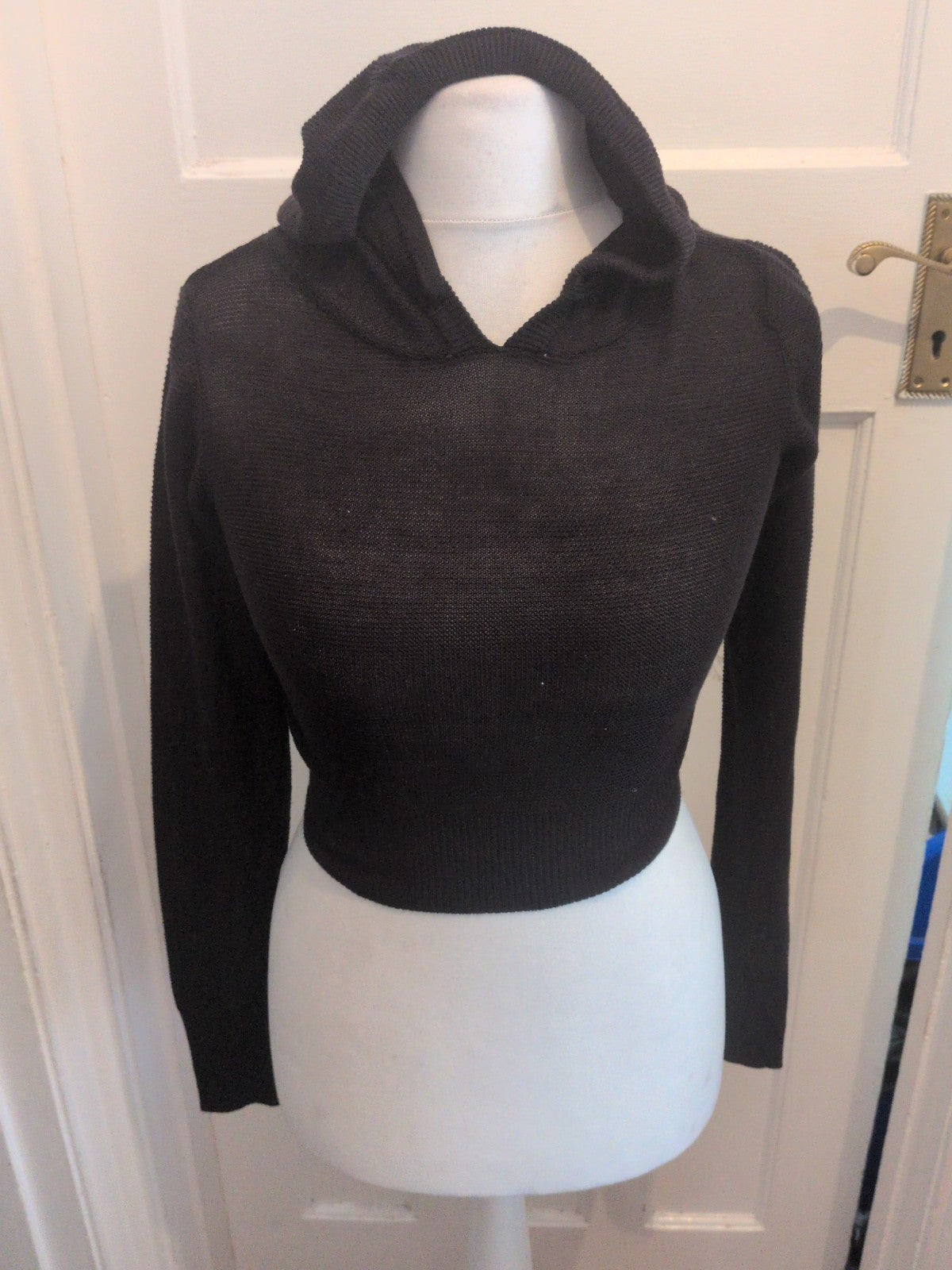 Select Small Black Pullover Cropped Hoodie