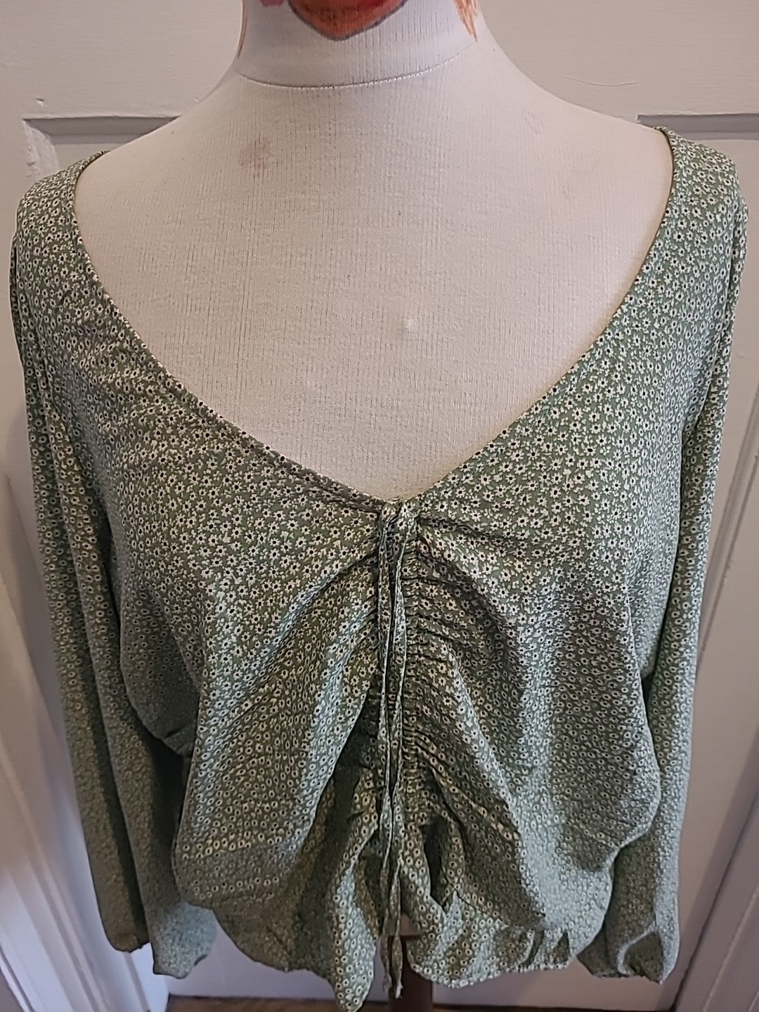 Ladies H+M Size XXL green White Floral Long Sleeved Blouse