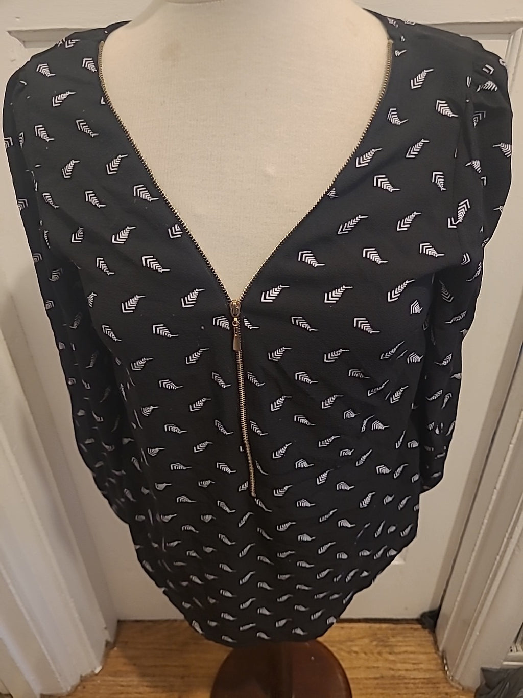 Ladies Izabel Size 10 Black White Patterned Long Sleeved Blouse