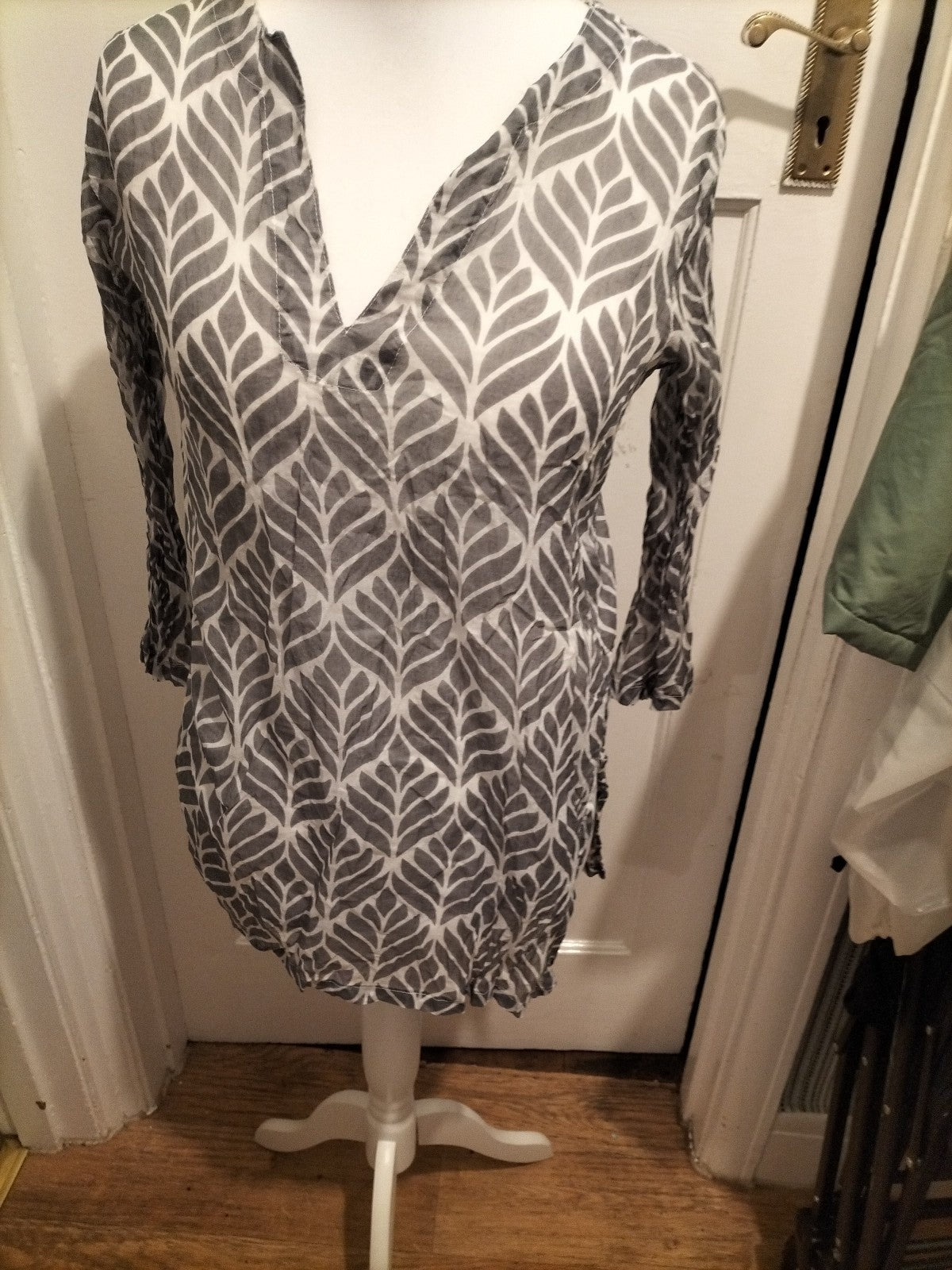Ladies Ale-Hop Size S-M Grey And White Blouse