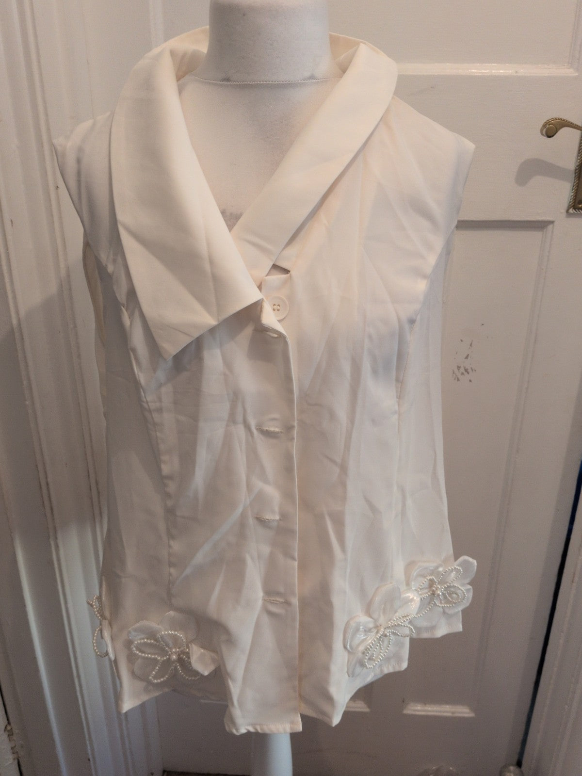 Shein 3XL Ivory Collared Sleeveless With Flower Buttoned Blouse
