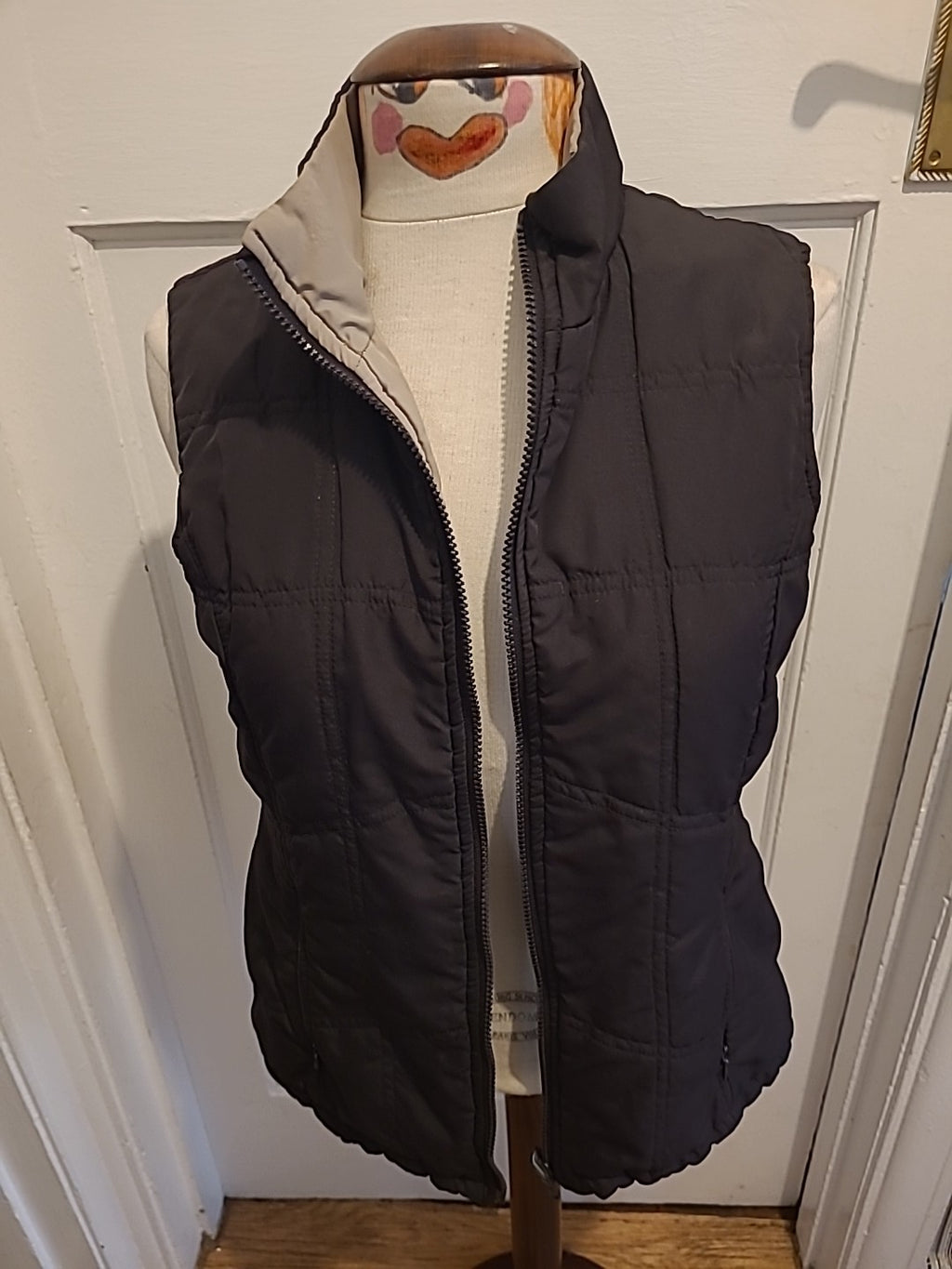 Ladies Size Small Black With Beige Lining Zipped Sleeveless Jacket