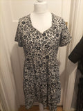 Ladies Peacocks Size 10 Black And White Floral Short Sleeved Dress