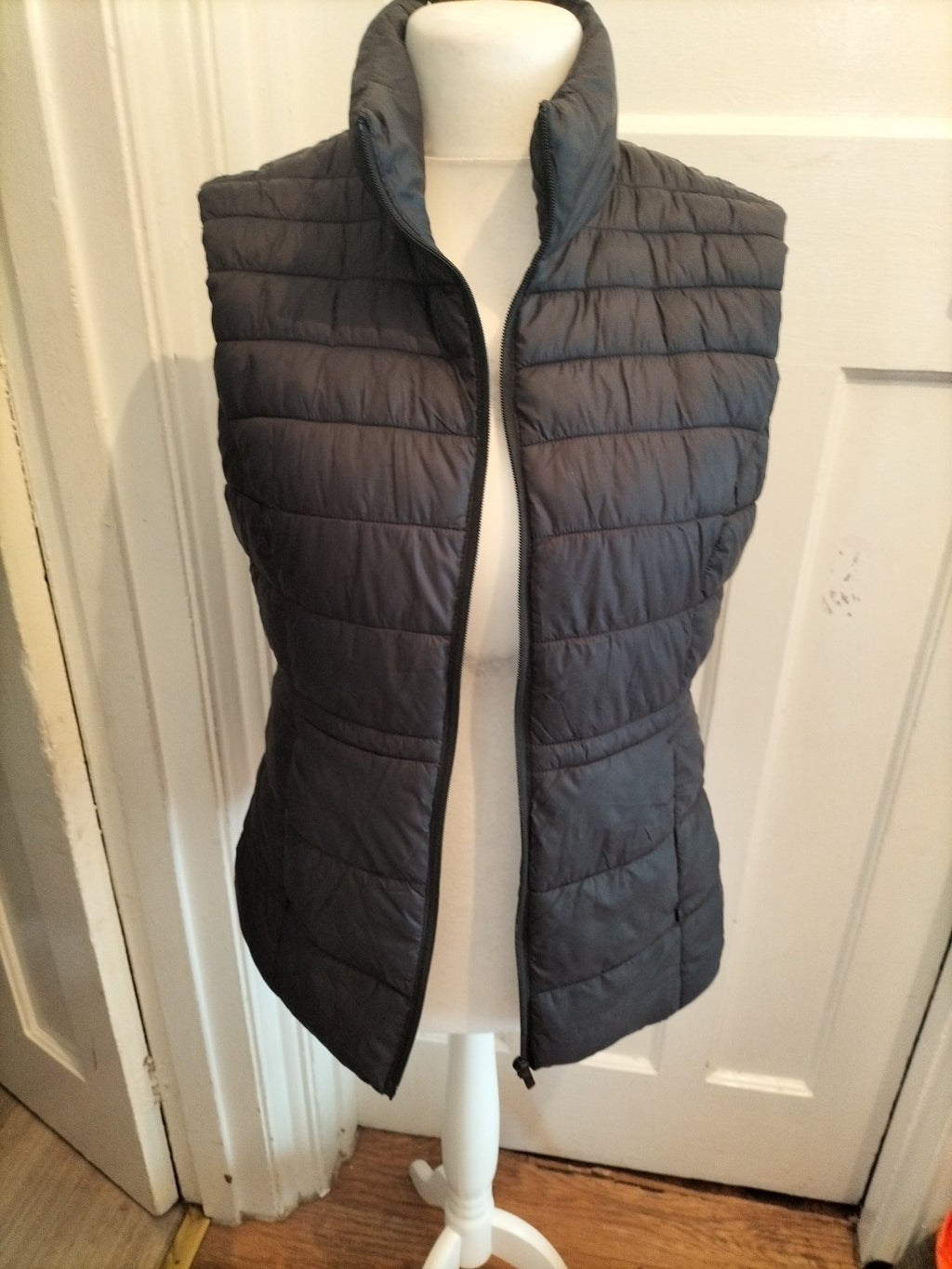 TU Small Black Sleeveless Puffer Jacket