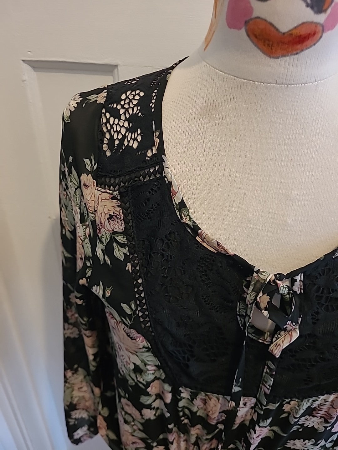 Ladies Select Bubblehem Blouse Size 6 Long Sleeved Black Floral