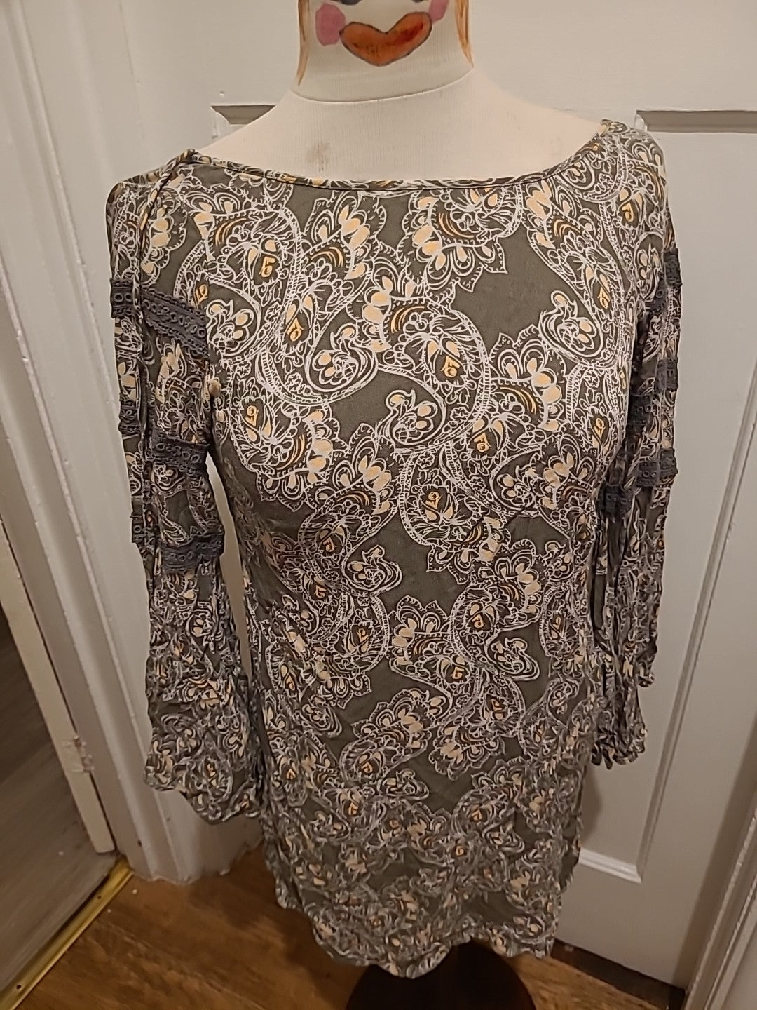 Ladies Apricot Size Medium Long Sleeved Grey And Pink Dress