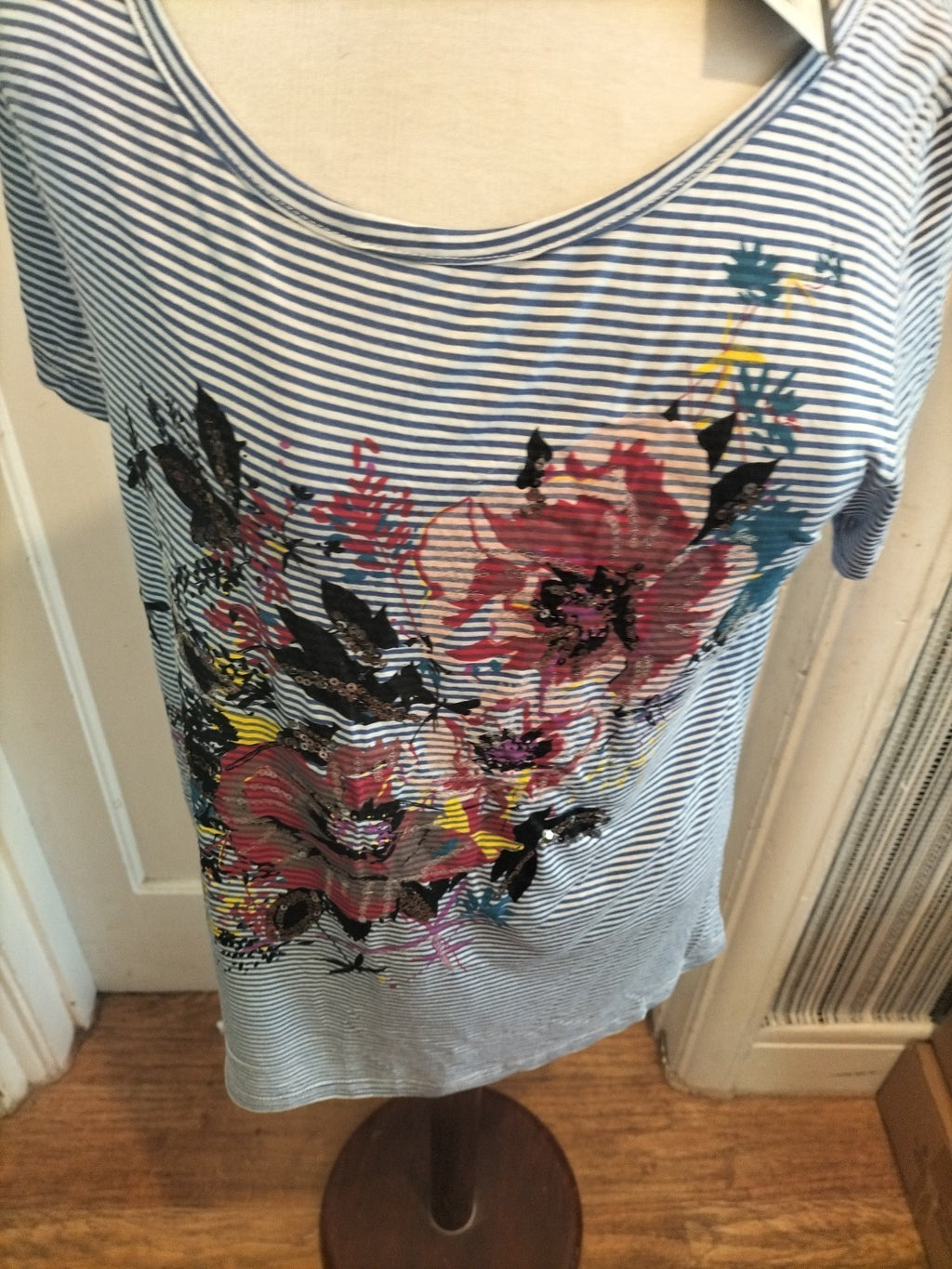Ladies Brand New T.shirt Size Large Collection By First Avenue