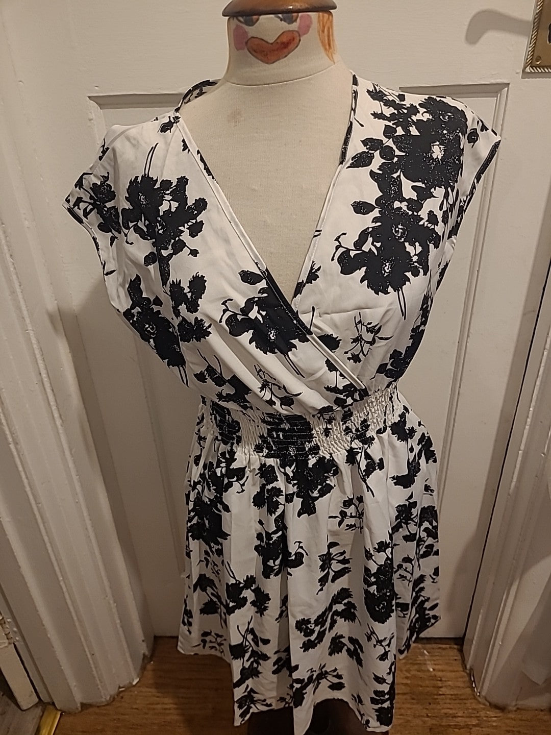 Ladies Size Large White And Black Sleeveless V-neck Dress