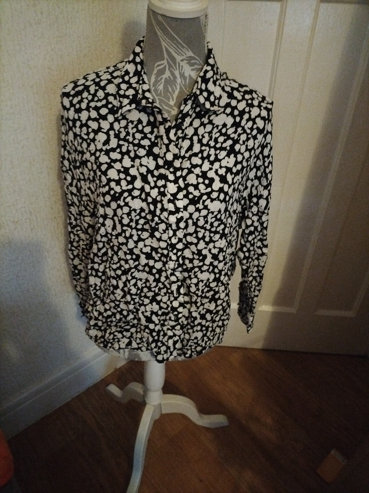 Ladies Tu Size 8 Black/White Long Sleeved Blouse