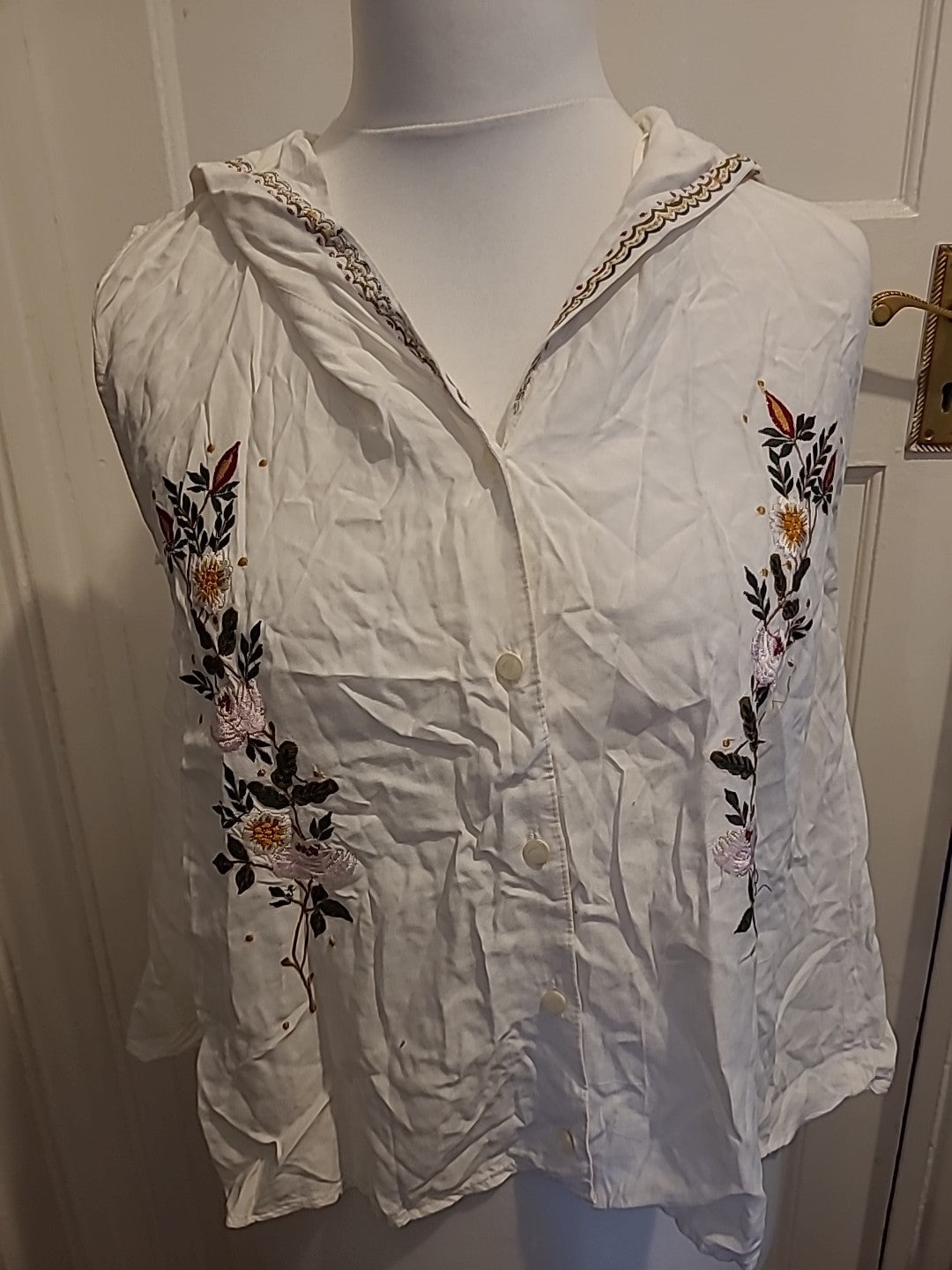 Ladies Island Republic Size 12 White Sleeveless Blouse With Patterned