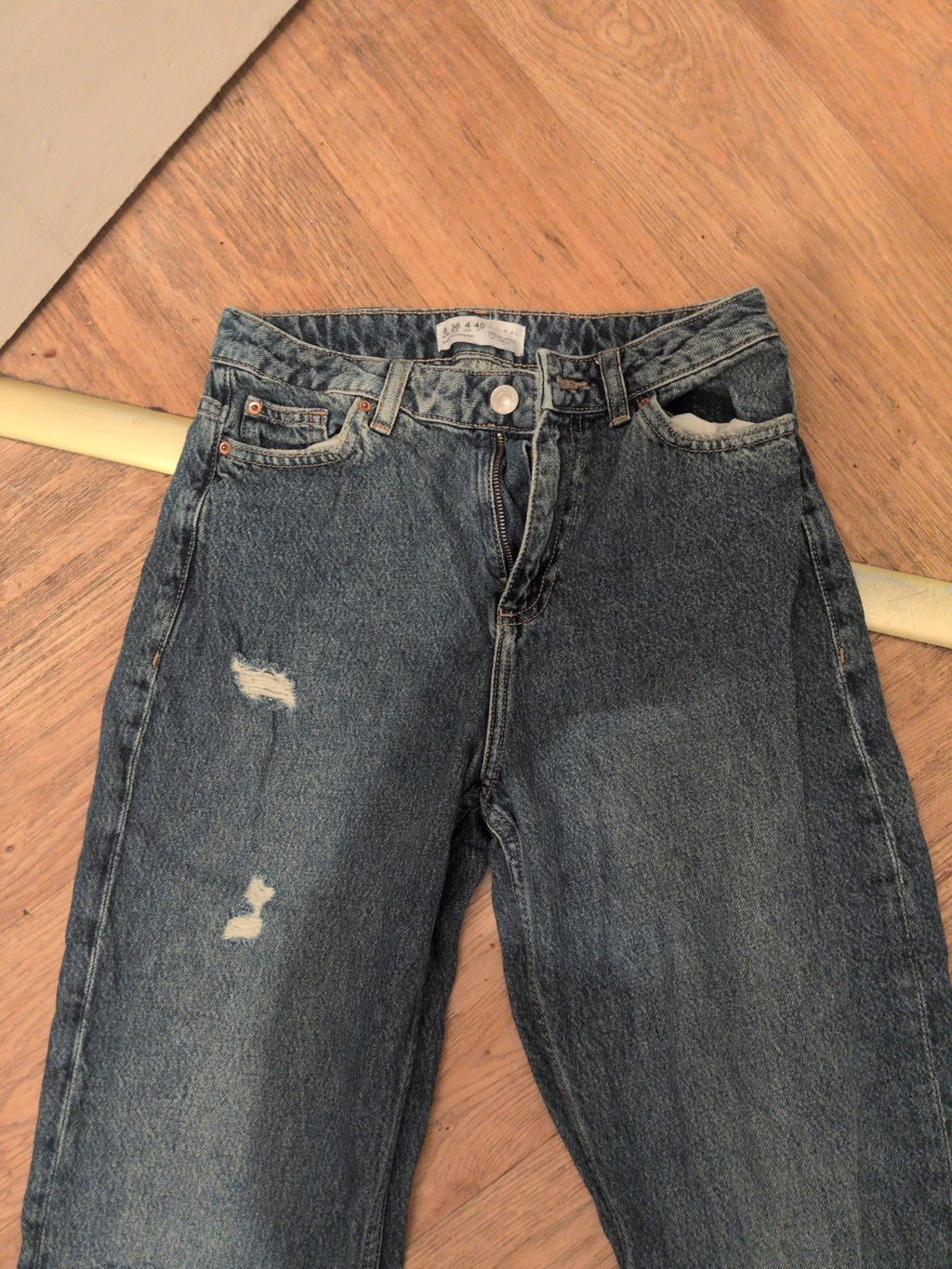 Ladies Denim&Co Size 8 Ripped Frayed Jeans