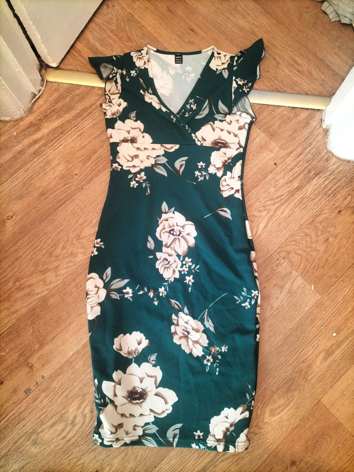 Ladies Shein Size Small Green Floral V Neck Short Sleeved Dress