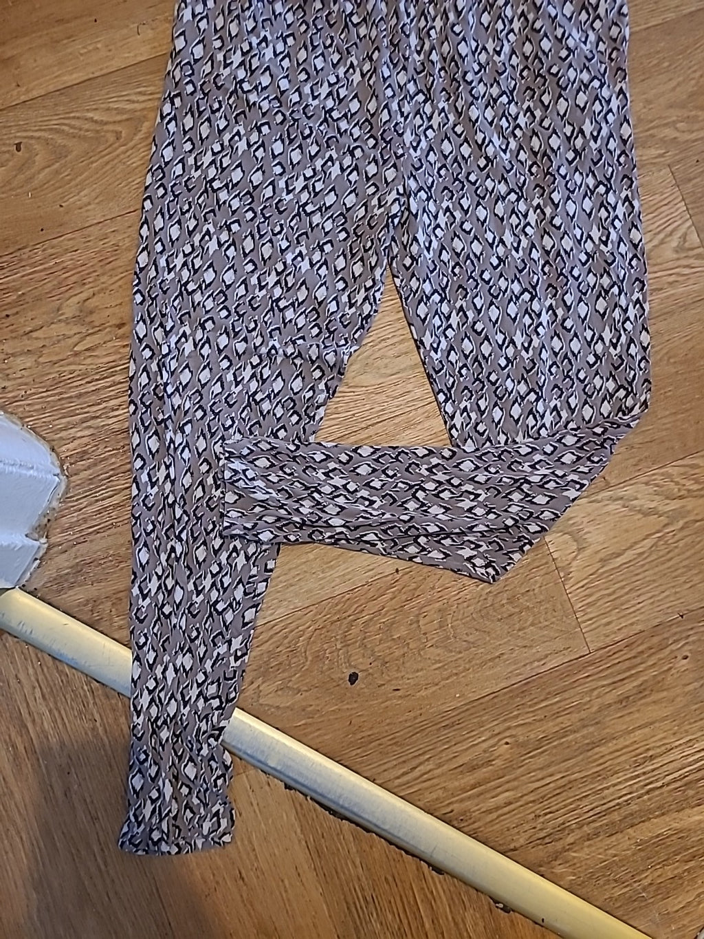 Ladies M&Co Size 10 Bland Purple And White Elasticated Leggings