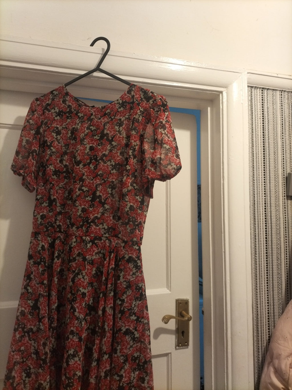 Ladies Trafaluc Size Medium Red Black Floral Short Sleeved Dress