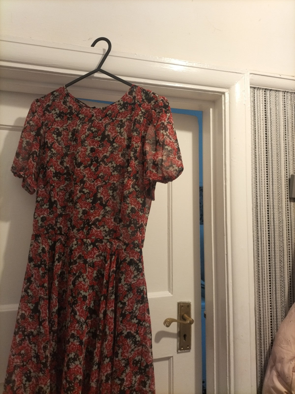 Ladies Trafaluc Size Medium Red Black Floral Short Sleeved Dress