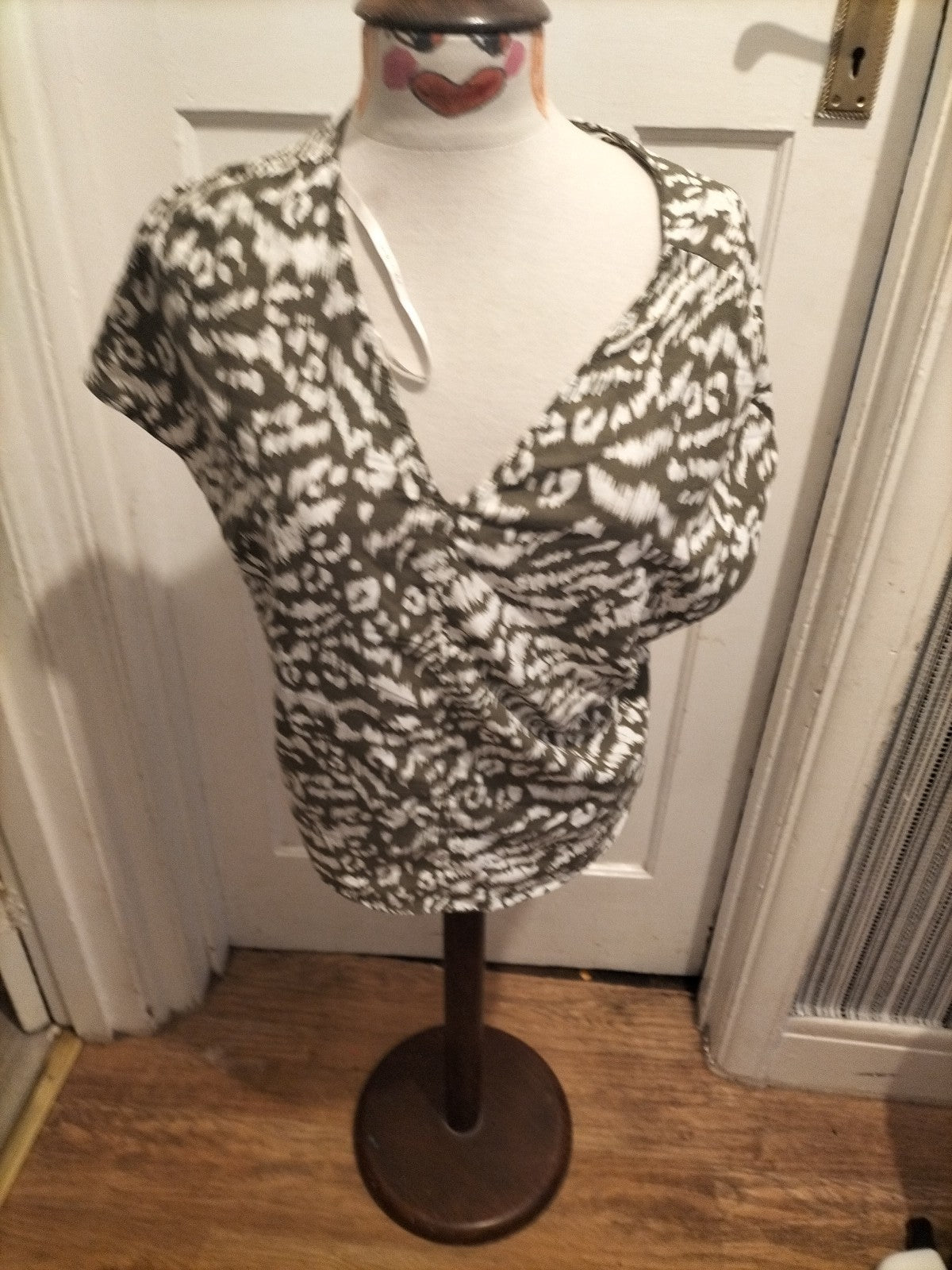 Ladies Primark Size 8 Khaki White V Neck Short Sleeved Tshirt