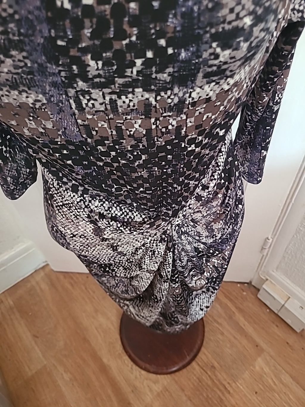 Ladies Isle Jacobson Size Medium Grey/black/khaki Mid Sleeved Ruched Dress
