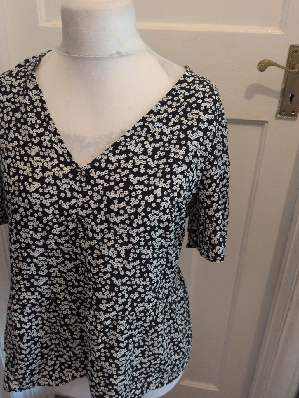 Ladies George Size 12 Black Floral V Neck Short Sleeve Blouse